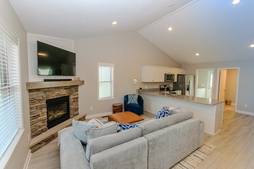 fully furnished living room - 586 Townhomes Pl