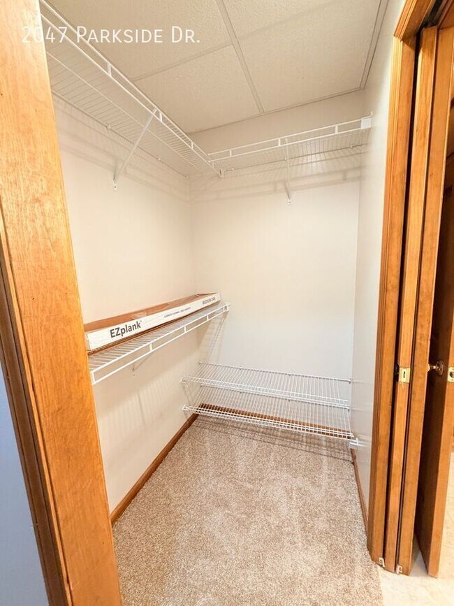 Building Photo - 2047 Parkside Dr