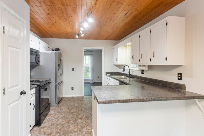 Building Photo - 105 Redbud Dr
