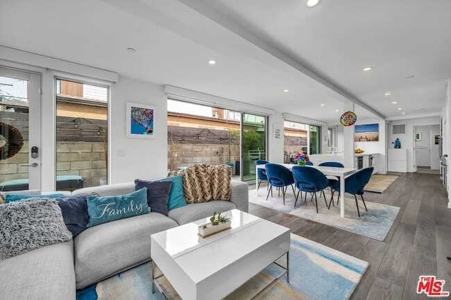 Primary Photo - 718 Marine St