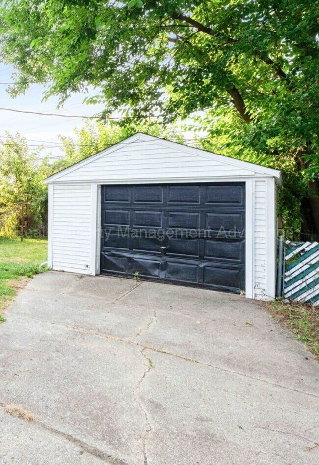 Building Photo - 1513 E Meyers Ave
