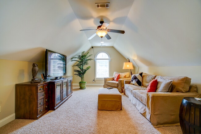 Building Photo - 5 BR, 3 BA Home Quiet Cul de Sac, Convenie...