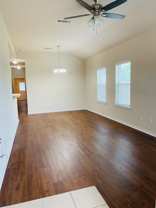 Building Photo - Charming 3/2 Duplex with Garage — No Carpet, Fenced Yard!