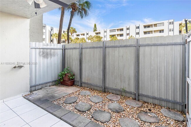 Building Photo - 10000 NW 80th Ct