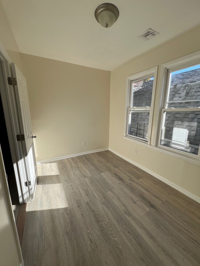 Living room or Second Bedroom - 72 Seymour Ave