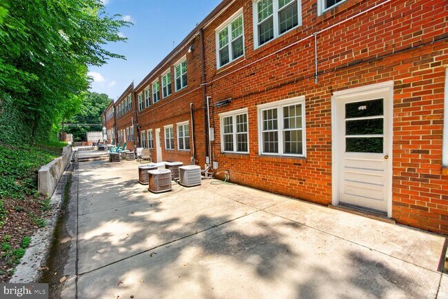 Building Photo - 7812 Tilbury St