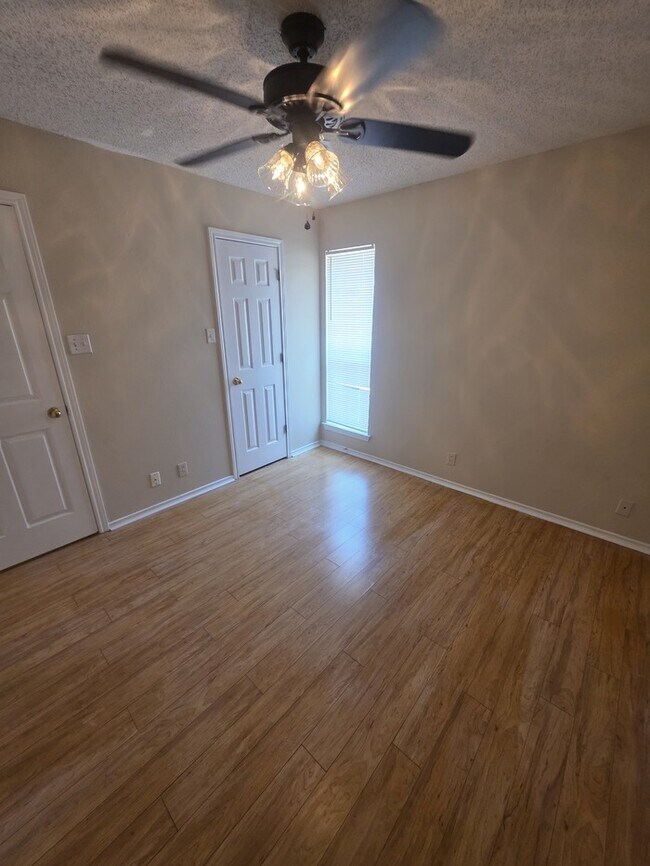 Building Photo - 4 bed 2 bath home in Northgate