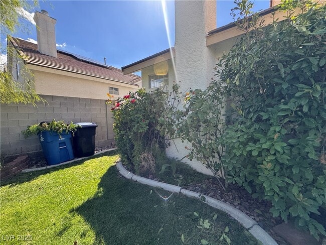 Building Photo - 2053 Smoketree Village Cir