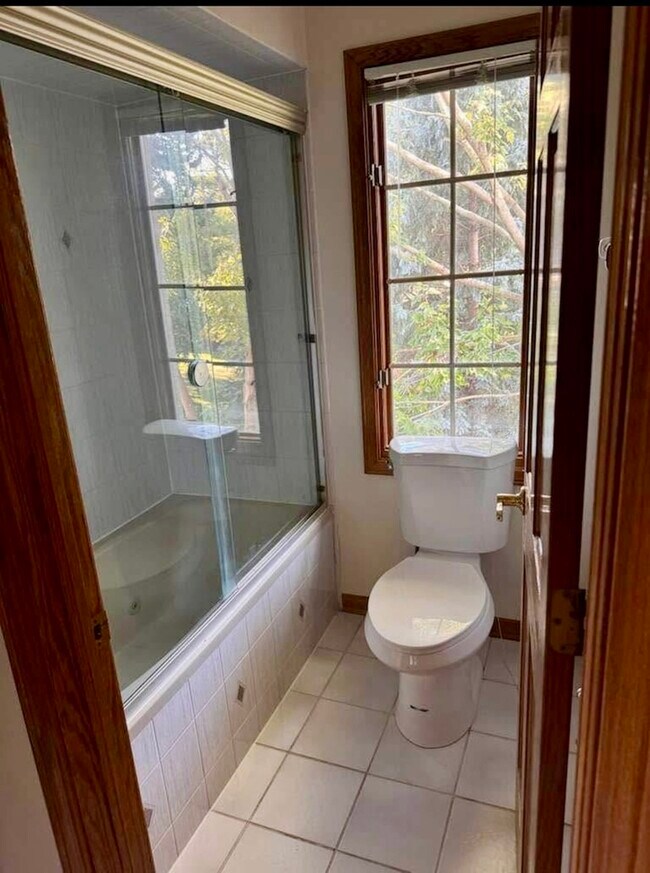 Building Photo - 8S210 Stonehedge Dr