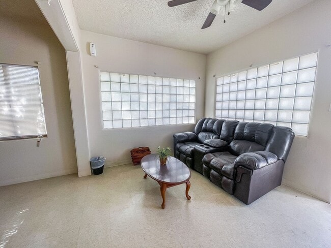 Building Photo - 13 Bedrooms 3 Bathrooms for rent in LOVING NM