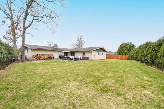 Building Photo - 13060 W Brentwood Dr