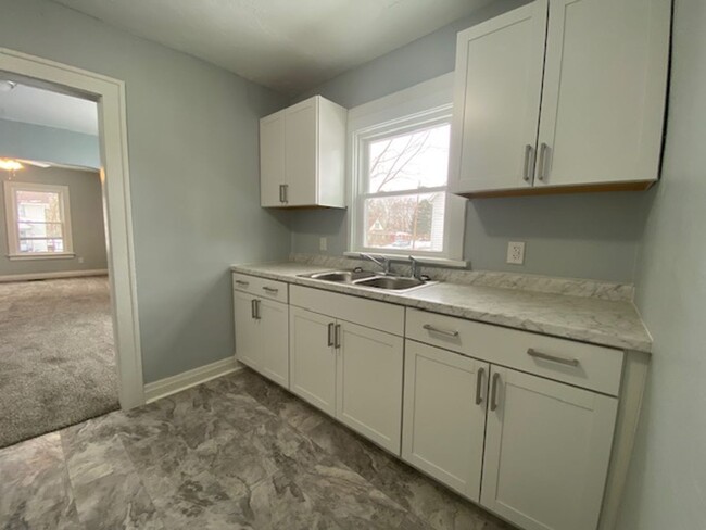 Building Photo - Two bedroom, one bathroom single home in S...