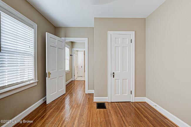 Building Photo - 2418 Brighton Dr