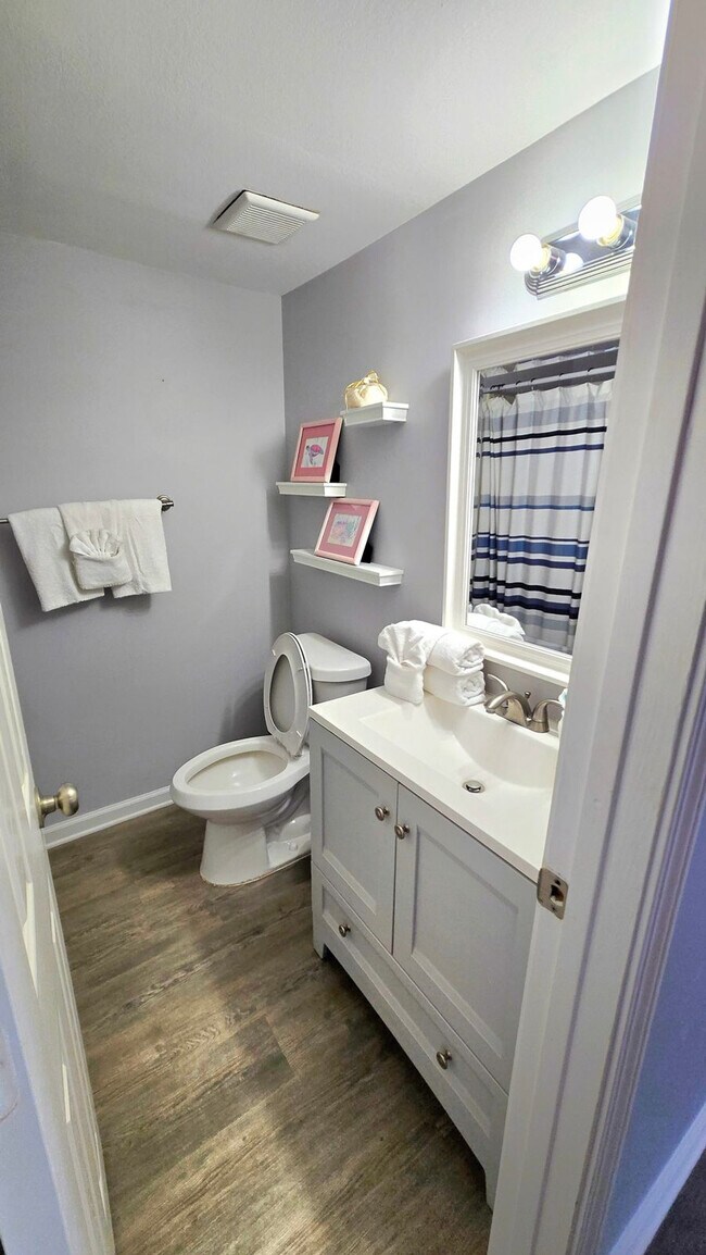 Building Photo - 924 W Beach Blvd