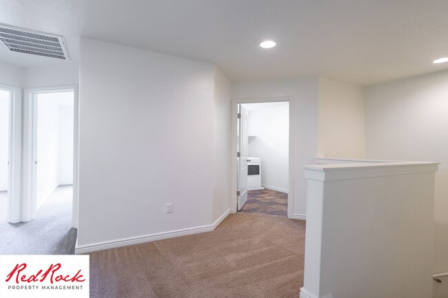 Building Photo - End Unit Fossil Hills Townhome with 3 Beds and 2.5 Baths