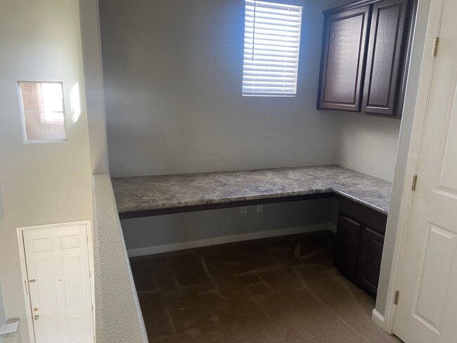 Building Photo - 5 bedroom 3 bathroom in Hanford!