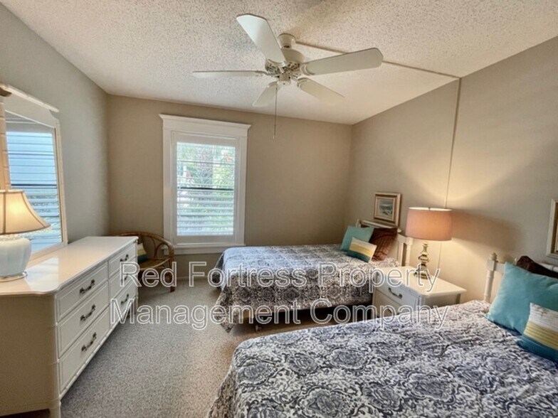 Building Photo - 7113 Quail Run Ct W