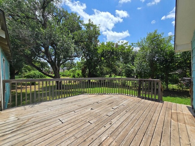 Building Photo - Charming 2 bedroom, 1 bathroom home