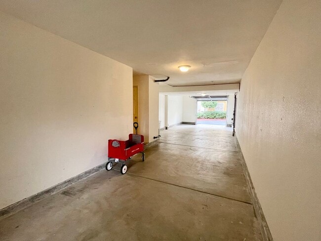 Building Photo - Stunning 2 Bedroom/2.5 Bath Furnished Town...