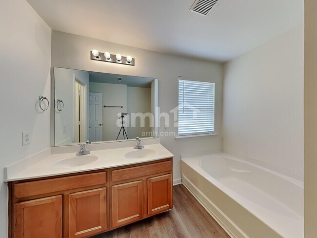 Building Photo - 1963 Trace Creek Dr