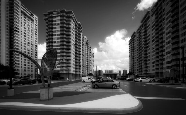 Building Photo - 18081 Biscayne Blvd