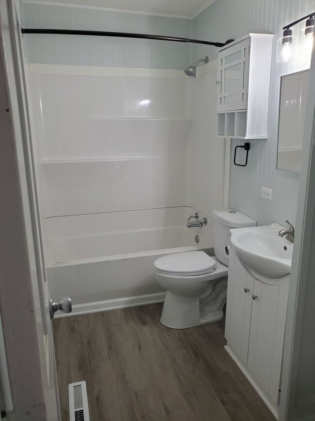 Building Photo - Great 3BR, 1BTH, 1 car att gar, ranch styl...
