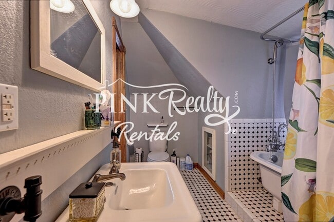 Building Photo - 1610 W Kiowa St