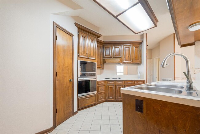 Building Photo - 606 Misty Creek Dr