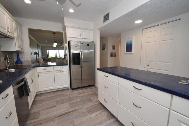 Building Photo - 1520 Pelican Point Dr
