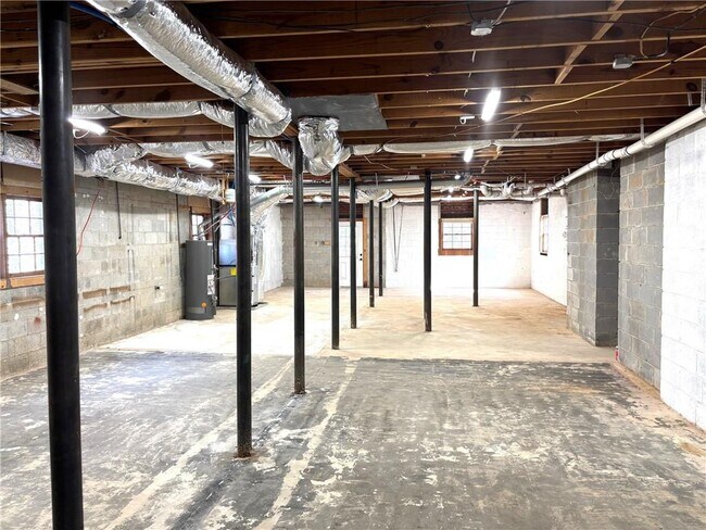 Building Photo - 4359 Parkview Dr