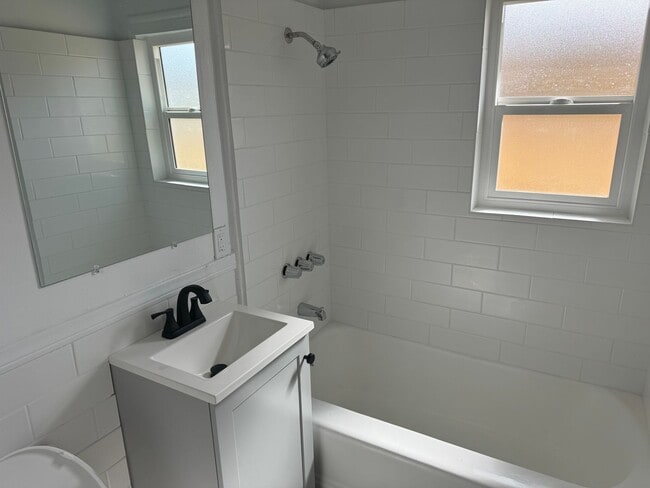 Building Photo - 2 Bed/ 1 Bath