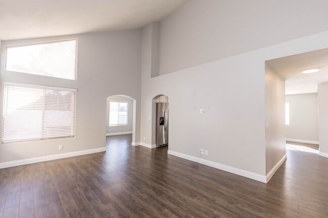 Building Photo - Lovely Home in The Lakes!