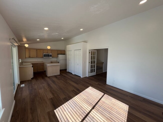 Building Photo - Beautifully Remodeled 4 Bed / 2 Bath Home in Stansbury Park
