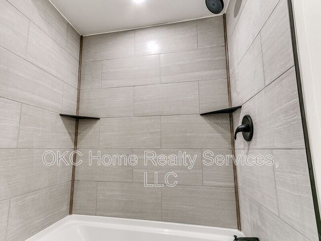 Building Photo - 1812 W Noble Ave