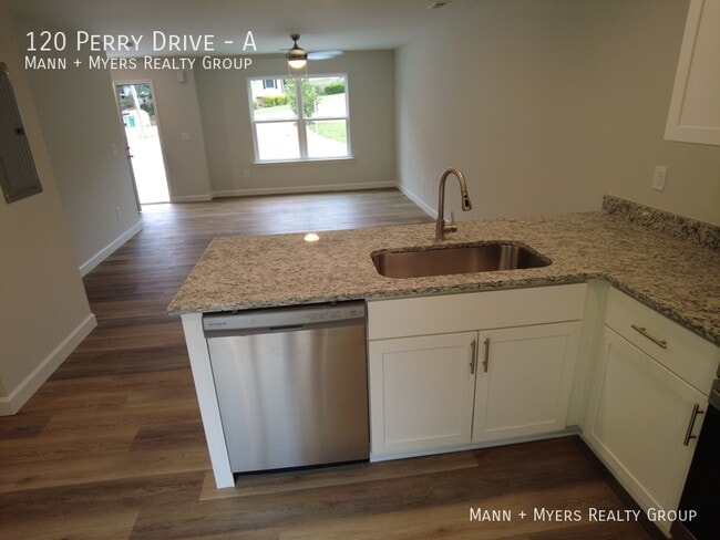 Building Photo - 120 Perry Dr