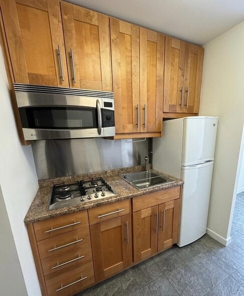 Building Photo - 500 W 43rd St