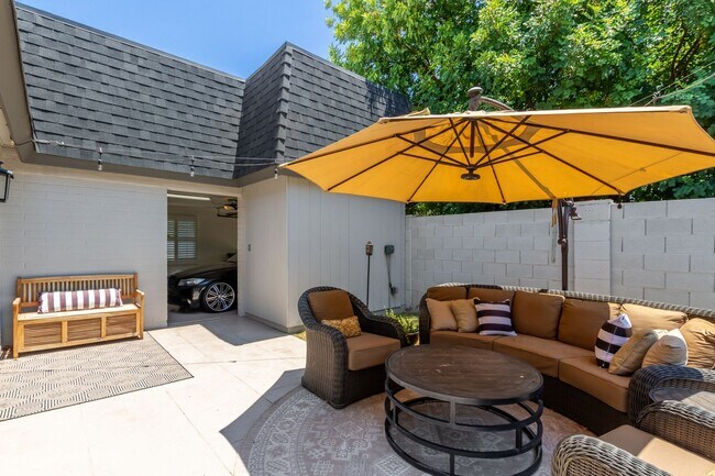 Building Photo - Spacious 2 Bed, 2 Bath Woodland Park Townhome