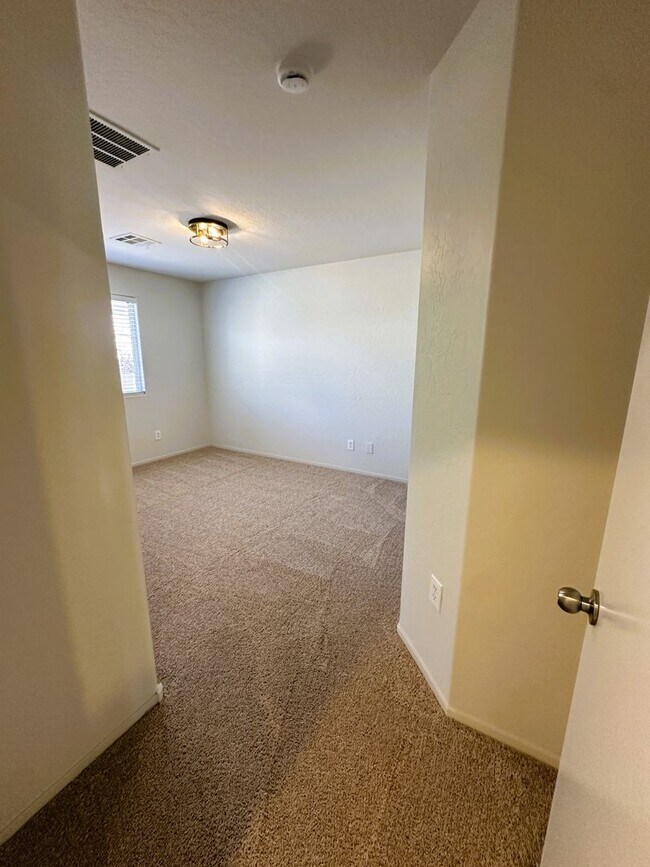 Building Photo - ANTHEM HIGHLANDS!! READY FOR IMMEDIATE MOV...