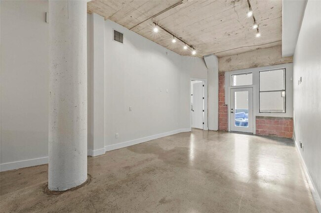 Building Photo - 2323 Polk St