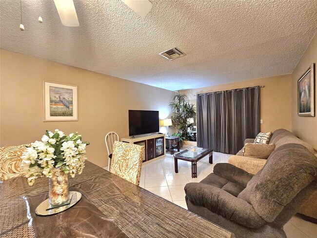 Building Photo - 2141 NE 1st Ct