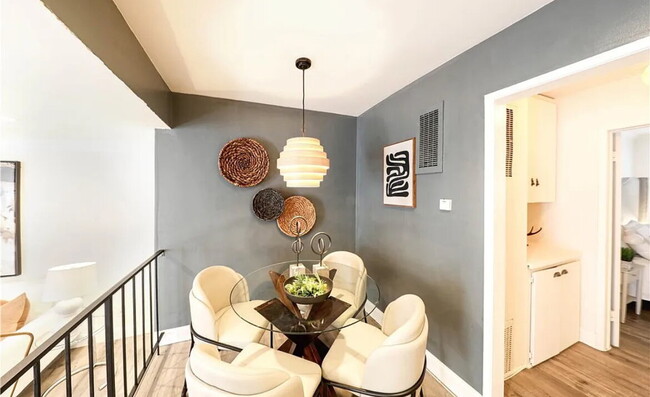 Building Photo - Amazing and Wonderful one bedroom Apartment .