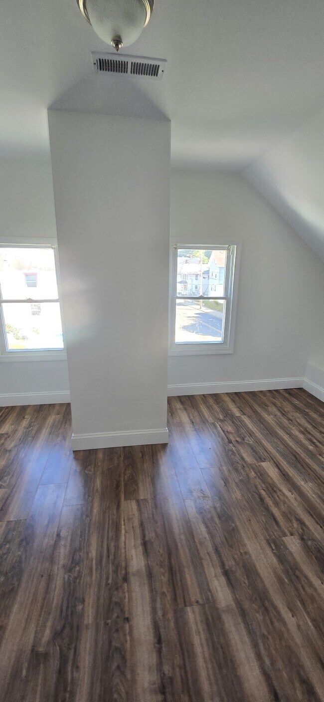 Building Photo - 214 N State St