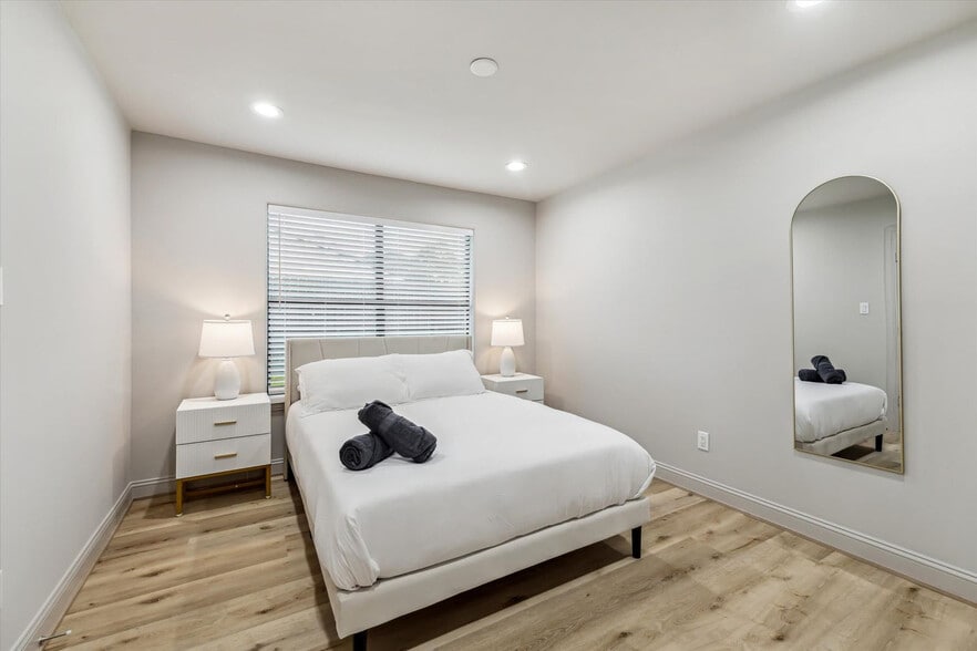 Building Photo - 5615 Cerritos Dr