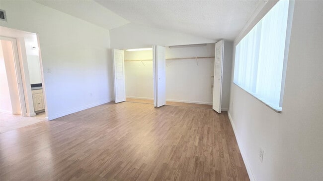 Building Photo - 8401 W Sample Rd