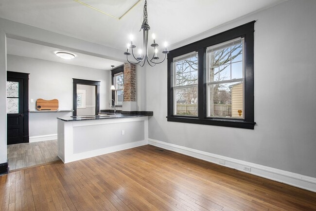 Building Photo - $2,000 / 3 br / 2.0 ba / 1,249 sqft
