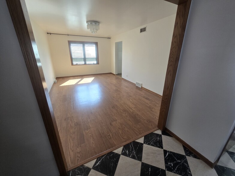 Building Photo - 8145 S White Oak Dr