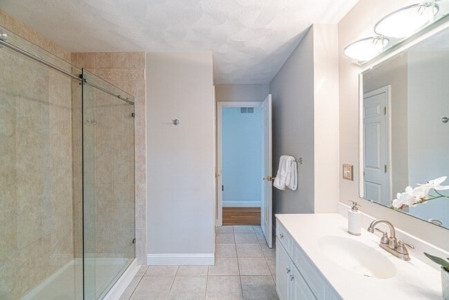 Building Photo - 32 Waltham St