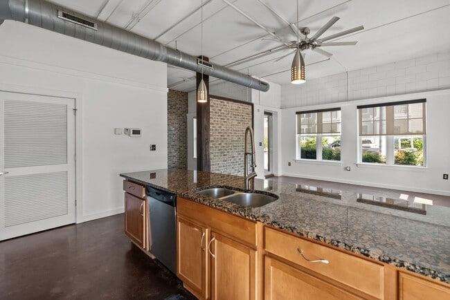Building Photo - Oceanfront Condo – 2 Blocks from the Beach!