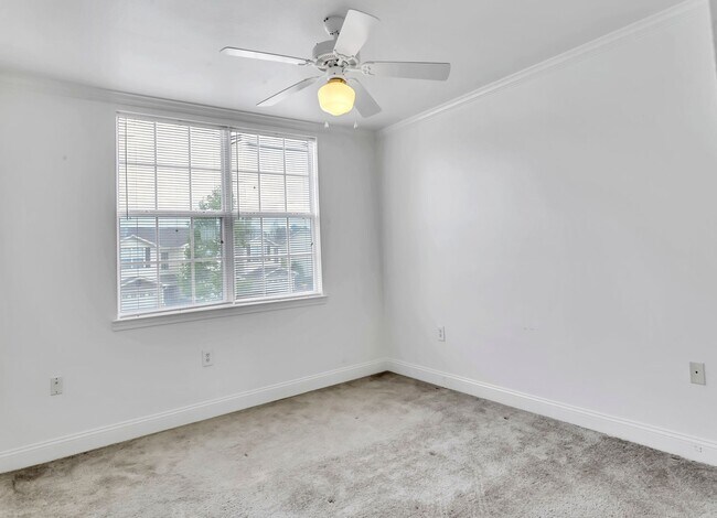 Building Photo - 3/2.5 Crestview Townhome with Community Po...