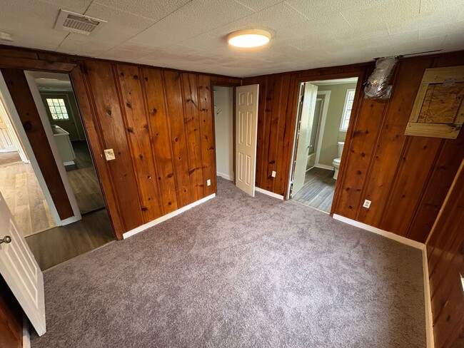 Building Photo - 3 Bedroom House Available for Rent